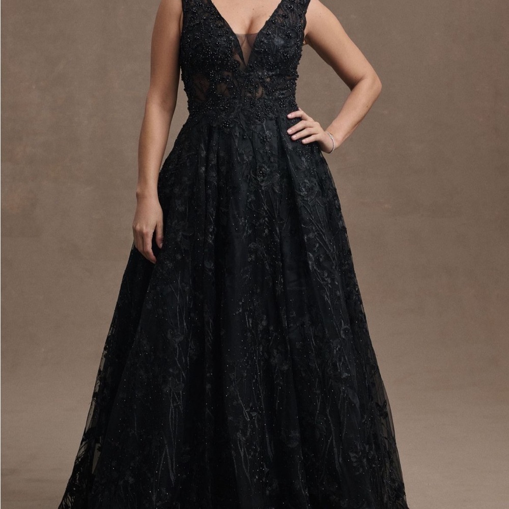 Mac Duggal Gianna V-Neck
Beaded A-Line Gown
Size 14